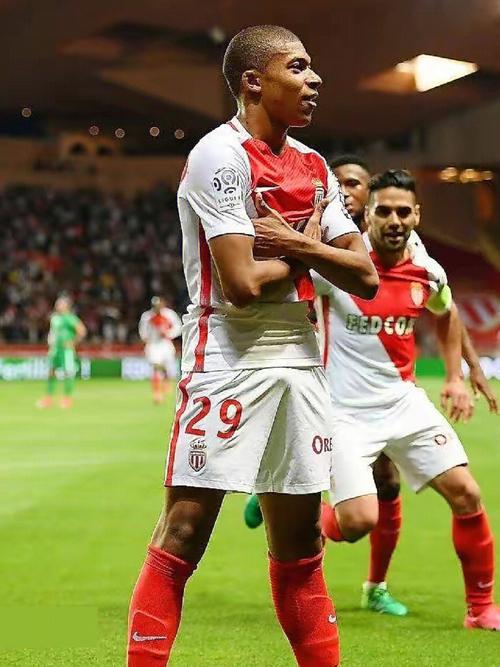 维尼修斯和阿森纳U16球员合影，2米法国门将抢镜（维尼修斯与阿森纳U16合影，2米法国门将抢尽风头）