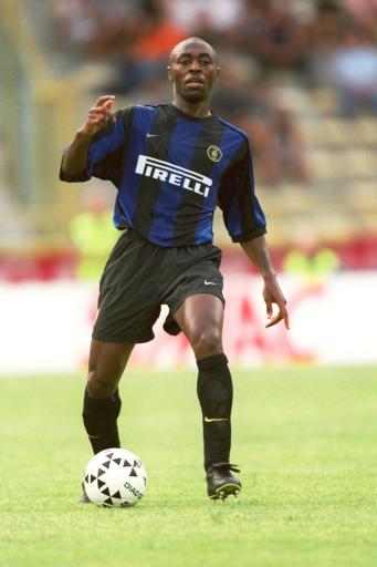 阿斯顿维拉在埃梅里带领下强势冲击英超争冠，与阿森纳激烈争夺榜首。（埃梅里率领阿斯顿维拉强势冲击英超冠军，与阿森纳上演榜首对决）